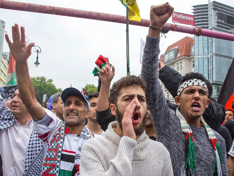 Palestinians demonstrate loudly during the Al Quds demonstration. Over 1000 people demonstrate against Israel's military attacks in the Gaza Strip, Berlin, 25 July 2014, Berlin, Germany, Europe