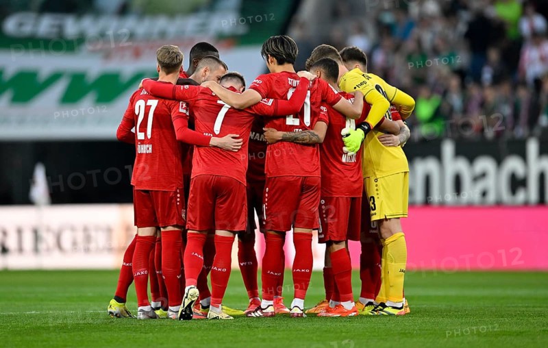 Team building, team circle in front of the start of the match VfB Stuttgart, WWK Arena, Augsburg, Bavaria, Germany, Europe