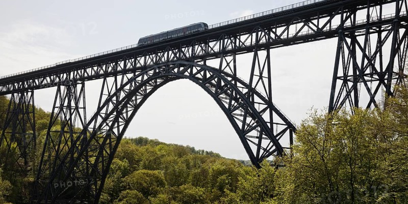 Muengsten Bridge with diesel railcar, highest railway bridge in Germany, Solingen, Bergisches Land, North Rhine-Westphalia