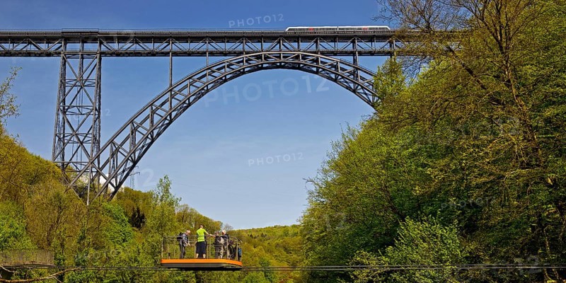 Muengsten Bridge with diesel railcar and transporter bridge over the Wupper, Solingen, Bergisches Land, North Rhine-Westphalia, Germany, Europe