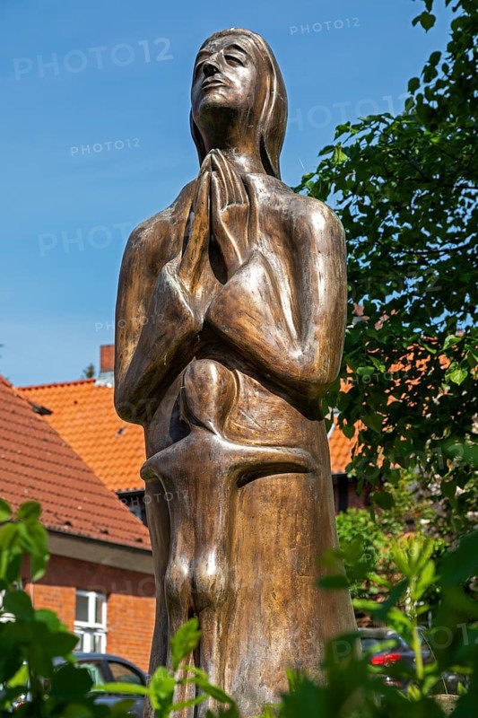 Statue, Maria Magdalena Church, Old Town, Lauenburg, Schleswig-Holstein, Germany, Europe