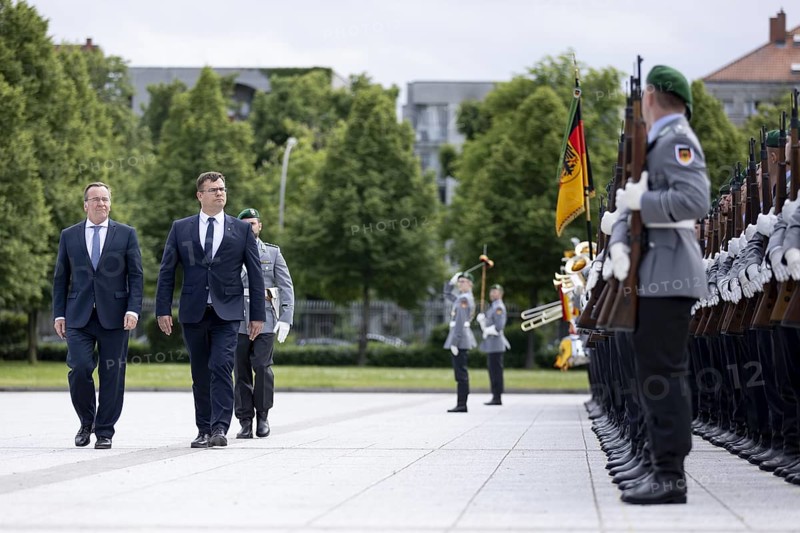 Boris Pistorius (SPD), Federal Minister of Defence and Laurynas Kasciunas, Lithuanian Minister of Defence during the reception with military honours and wreath-laying ceremony at the BMVg in Berlin, 16.05.2024