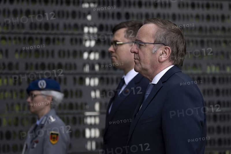 Boris Pistorius (SPD), Federal Minister of Defence and Laurynas Kasciunas, Lithuanian Minister of Defence during a wreath-laying ceremony at the BMVg in Berlin, 16.05.2024