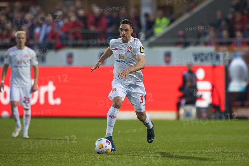 Football match, Dominik KOHR 1. FSV Mainz 05 confidently with the ball on his left foot, Voith-Arena football stadium, Heidenheim