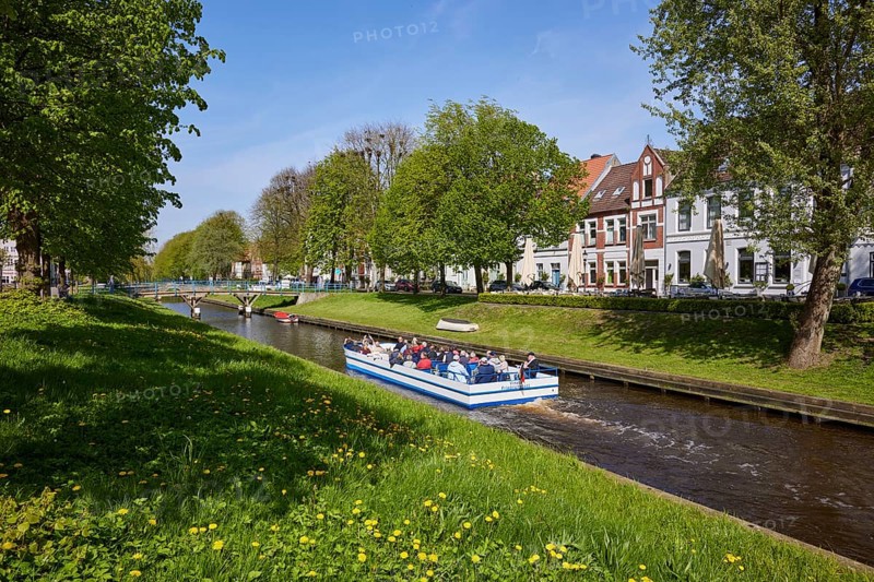 Excursion boat on the Mittelburggraben in Friedrichstadt, North Friesland district, Schleswig-Holstein, Germany, Europe
