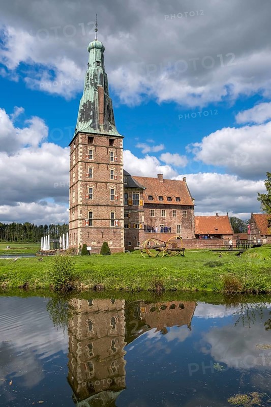 Historic moated castle, Renaissance Raesfeld Castle, Freiheit Raesfeld, Muensterland