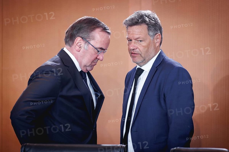 (L-R) Boris Pistorius, Federal Minister of Defence, and Robert Habeck, Federal Minister of Economics and Climate Protection and Vice-Chancellor, pictured during a cabinet meeting in Berlin, 15.05.2024