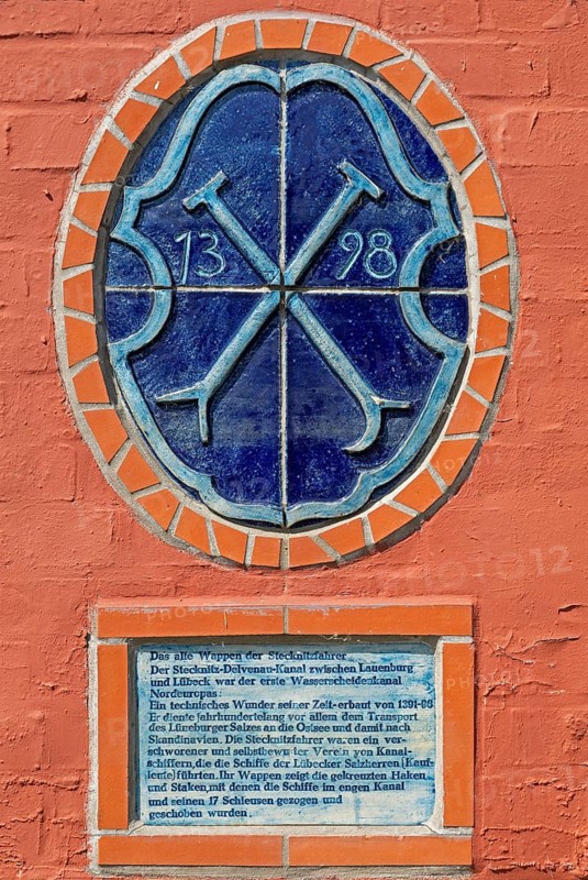 The old coat of arms of the Stecknitzfahrer, harbour, Lauenburg, Schleswig-Holstein, Germany, Europe