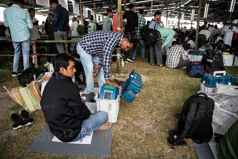 Barpeta, India. 6 May 2024. Polling officials collects Electronic Voting Machines (EVMs) and Voter Verified Paper Audit Trail (VVVPAT), before leaving for allocated polling station, on the eve of the third phase of General Election on May 6, 2024 in Barpeta, India, Asia