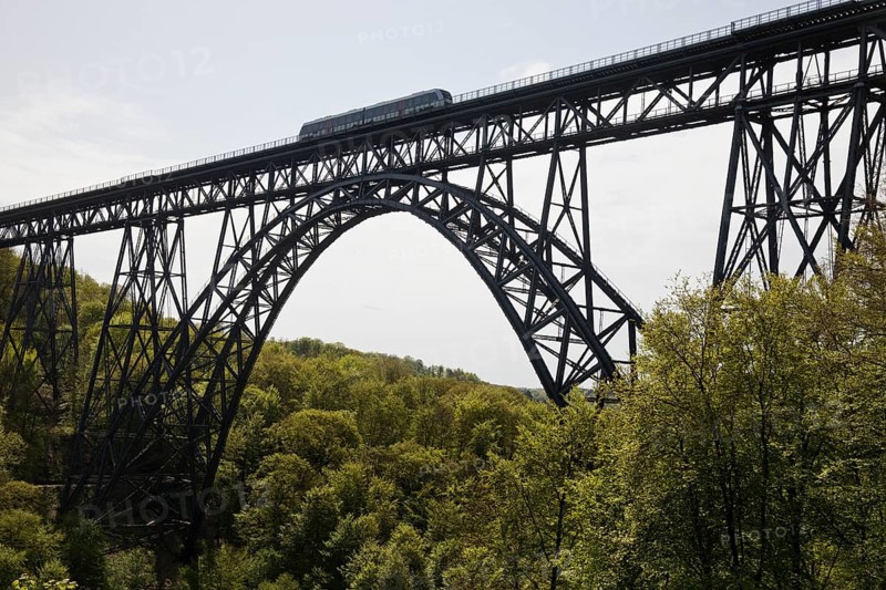 Muengsten Bridge with diesel railcar, highest railway bridge in Germany, Solingen, Bergisches Land, North Rhine-Westphalia