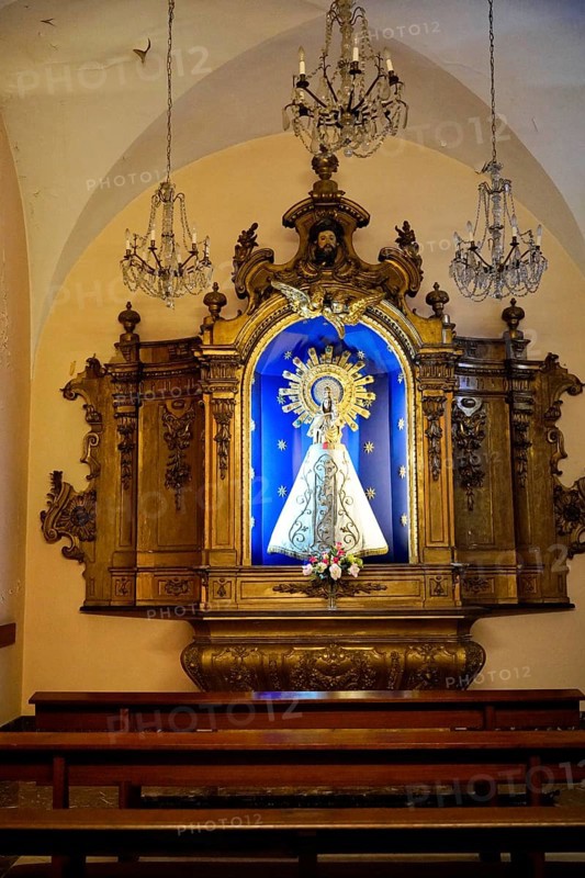 Iglesia San Nicolas de Bari, Madonna with halo on a golden altar against a blue background with golden wooden decorations and chandeliers, Old Town, Bilbao, Basque Country, Spain, Europe