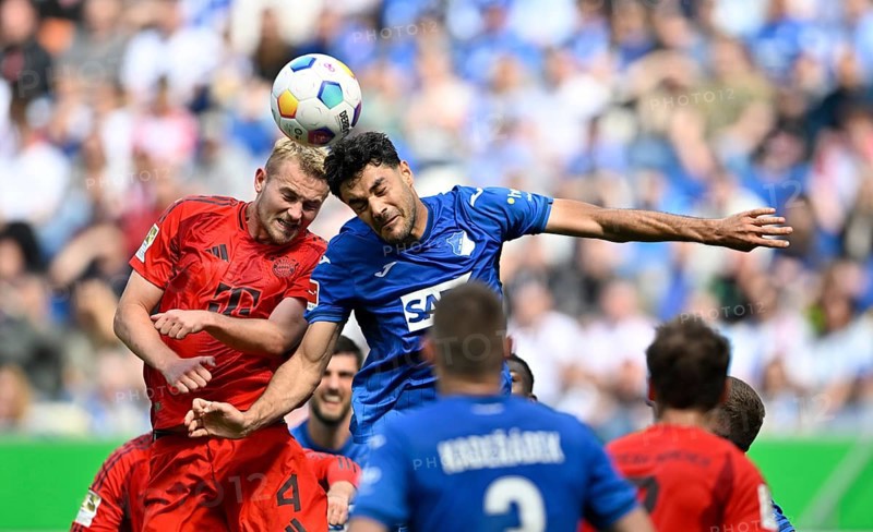 Header duel duel action Matthijs de Ligt FC Bayern Muenchen FCB (04) against Ozan Kabak TSG 1899 Hoffenheim (05) PreZero Arena, Sinsheim, Baden-Wuerttemberg, Germany, Europe