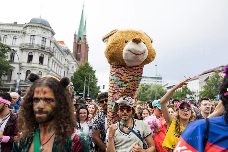 Dancers from the group Urso Ki Ti Schubsen at the street parade of the 26th Carnival of Cultures in Berlin on 19 May 2024