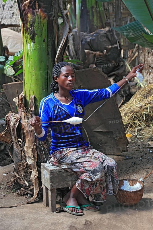 South Ethiopia, among the Dorze people, woman with spindle, spinning cotton, craftsmanship, Ethiopia, Africa