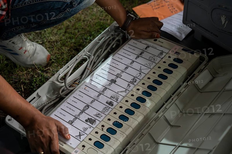 Barpeta, India. 6 May 2024. Polling officials check Electronic Voting Machines (EVMs) before leaving for allocated polling station, on the eve of the third phase of General Election on May 6, 2024 in Barpeta, India, Asia
