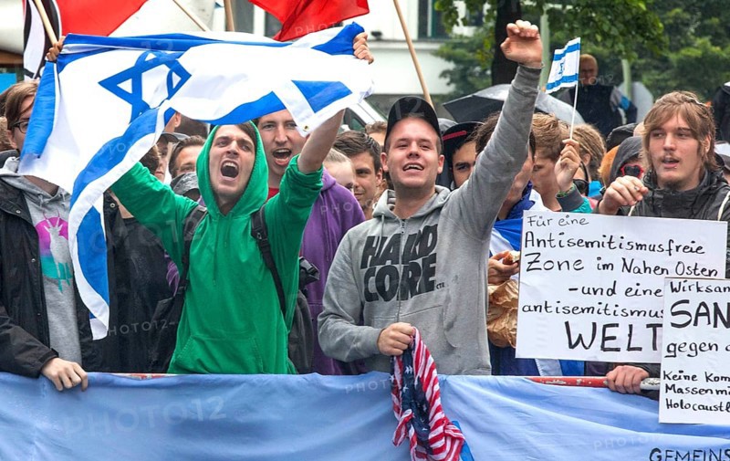 Pro-Israel demonstrators protest for an anti-Semitism free zone in the Middle East, opposite the Al Quds demo in Berlin. Over 1000 people demonstrate against Israel's military attacks in the Gaza Strip, 25 July 2014, Berlin, Germany, Europe
