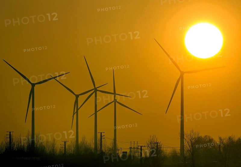 Sunset on 09.12.2014 at a wind farm in Jaenschwalde, Jaenschwalde, Brandenburg, Germany, Europe