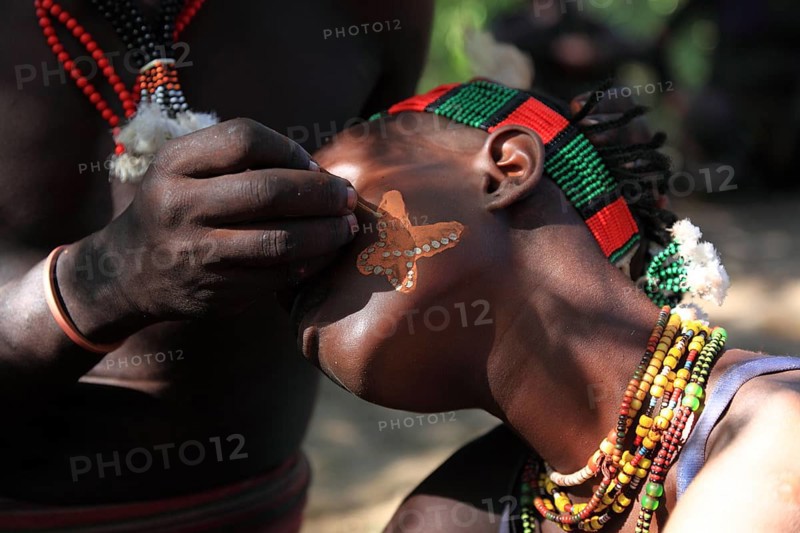 South Ethiopia, Omo region, among the Hamar tribe, Hamer, Hamma, Hammer, Amar or Amer, face painting in the run-up to the initiation ritual, the bull jump, Ethiopia, Africa