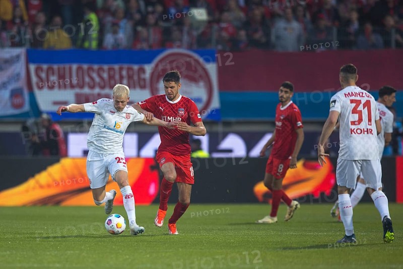 Football match, Scholberg HACHE-OLSEN 1. FSV Mainz 05 left on the ball is held by the arm of Marvin PIERINGER1.FC Heidenheim right in a duel, football stadium Voith-Arena, Heidenheim