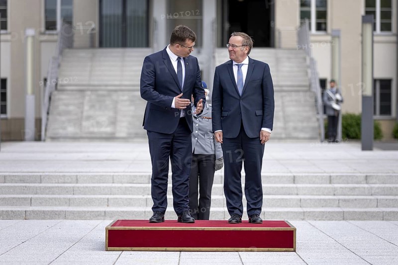 Boris Pistorius (SPD), Federal Minister of Defence and Laurynas Kasciunas, Lithuanian Minister of Defence during the reception with military honours and wreath-laying ceremony at the BMVg in Berlin, 16.05.2024
