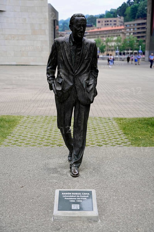 Sculpture of a man in a suit RAMON RUBIAL CAVIA, Presidente del PSOE 1906-1999, with an information plaque in front of it on a city square, historic centre, Bilbao, Basque Country, Spain, Europe
