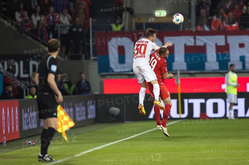 Football match, captain Silvan Dominic WIDMER 1. FSV Mainz 05 left in header duel and aerial fight with Jonas FOeHRENBACH 1.FC Heidenheim, left the linesman has the situation in view, football stadium Voith-Arena, Heidenheim