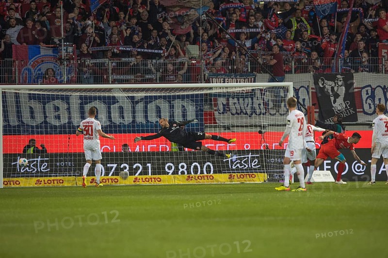 Football match, Tim KLEINDIENST 1.FC Heidenheim 10 in red scores the 1:1 equaliser and at the same time the final score, Edimilson FERNANDES RIBEIRO 1. FSV Mainz 05 left of him can no longer prevent it and goalkeeper Robin ZENTNER 1. FSV Mainz 05 centre, Jonathan Michael BURKARDT 1. FSV Mainz 05 29, Sepp VAN DEN BERG 1. FSV Mainz 05 right outside and captain Silvan Dominic WIDMER left can only watch, Voith-Arena football stadium, Heidenheim