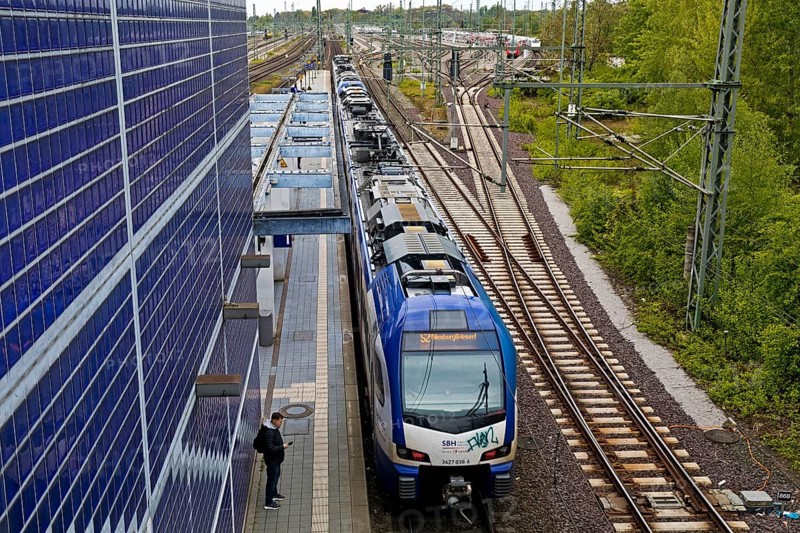 Elevated view of Hanover-Nordstadt railway station with S-Bahn, Hanover, Lower Saxony, Germany, Europe