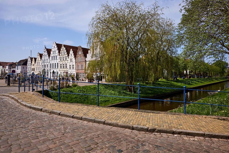 The Great Bridge over the Mittelburggraben with gabled houses and cobbled street in Friedrichstadt, North Friesland district, Schleswig-Holstein, Germany, Europe
