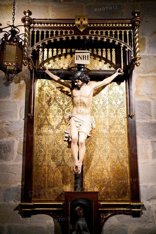 The church Iglesia de San Anton at the river Nervion in Bilbao, wood carving of a crucifix in a church with a golden background, The church Iglesia de San Anton at the river Nervion in Bilbao. Built in 1510, the church is a Catholic place of worship in the historic centre. It is built in the Gothic style with Baroque elements, BILBAO, Spain, Europe