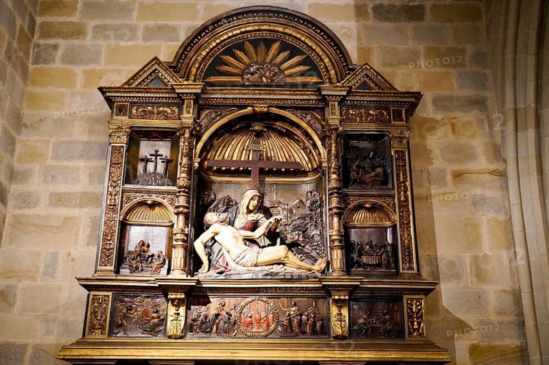 The Iglesia de San Anton church on the Nervion river in Bilbao, An artistically crafted wooden altar with Christ and Mary, richly decorated in gold, The Iglesia de San Anton church on the Nervion river in Bilbao. Built in 1510, the church is a Catholic place of worship in the historic centre. It is built in the Gothic style with Baroque elements, BILBAO, Spain, Europe