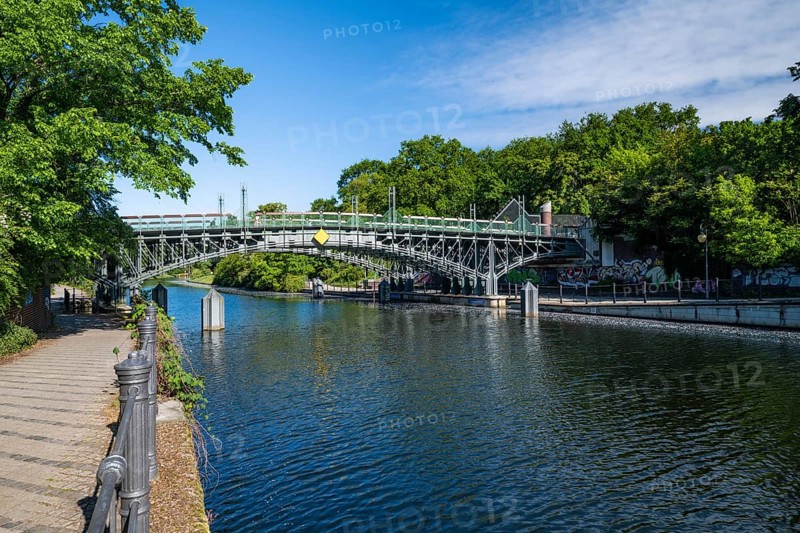 Landwehrkanal, Lichtensteinbruecke, Rosa Luxemburg Steg, Tiergarten, Mitte, Berlin-Tiergarten, Germany, Europe