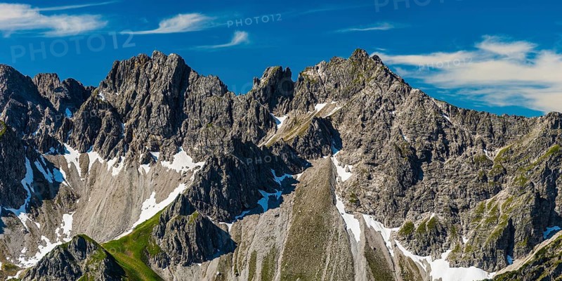 Mountain panorama from Fellhorn, 2038m, to Hochgehrenspitze, 2251m and Walser Hammerspitze, 2170m, Allgaeu, Bavaria, Germany, Europe