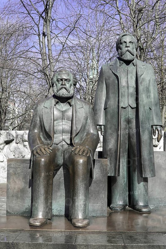 Bronze figures of Karl Marx and Friedrich Engels, Marx-Engels-Forum, Berlin, Germany, Europe, Monument to Marx and Engels in a bare autumn park in Berlin, Europe