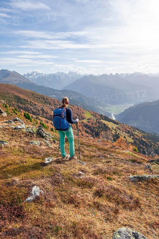 Mountaineer in the mountains in autumn, Venet crossing, Oetztal Alps, Tyrol, Austria, Europe