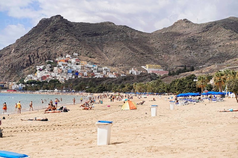 Sandy beach beach Playa de Las Teresitas, near San Andres, Tenerife, Canary Islands, Spain, Europe, Well frequented sandy beach with colourful houses on the hillside, people relaxing in the sun, palm trees along the coast, Europe