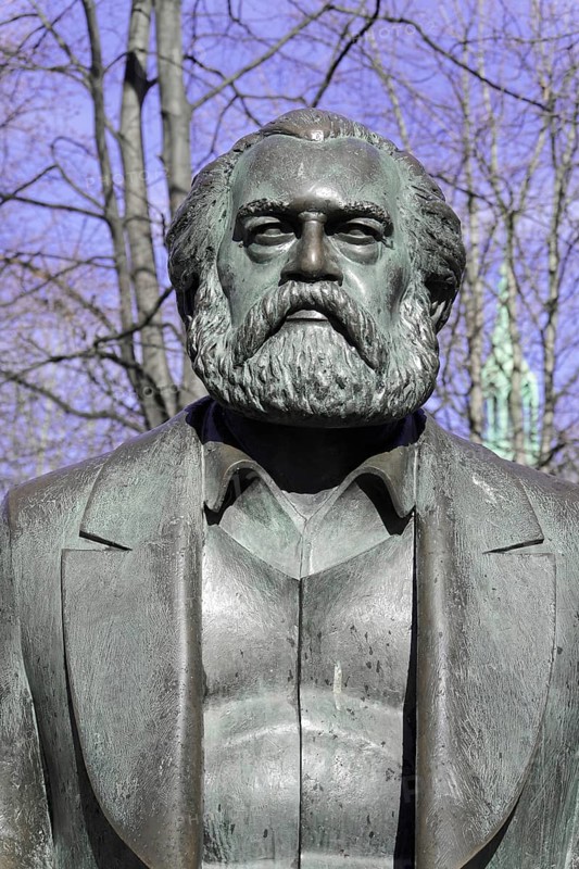 Bronze figures of Karl Marx and Friedrich Engels, Marx-Engels-Forum, Berlin, Germany, Europe, Bronze statue of a bearded man in front of a blue sky and bare trees, Europe