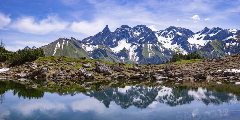 Lake Gugger See, behind it the central main ridge of the Allgaeu Alps, Allgaeu, Bavaria, Germany, Europe
