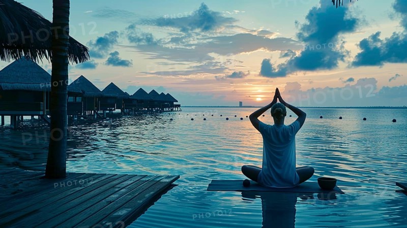 Eine Frau meditiert im Lotus-Sitz auf einem Deck am Wasser waehrend des Sonnenuntergangs, AI generiert, AI generated