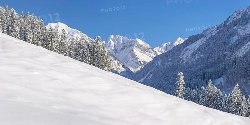 Oytal in winter, behind it Schochen, 2100m, Schneck, 2268m, Himmelhorn, 2113m, and Grosser Wilder, 2379m, near Oberstdorf, Oberallgaeu, Bavaria, Germany, Europe