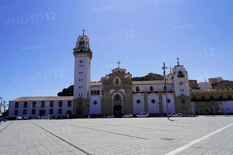Basilica de Nuestra Senora, Candelaria, Tenerife, Canary Islands, Spain, Europe, Historic church with high bell tower and baroque design on an empty square under a clear sky, Large church with towers on a spacious square under a clear sky, Europe