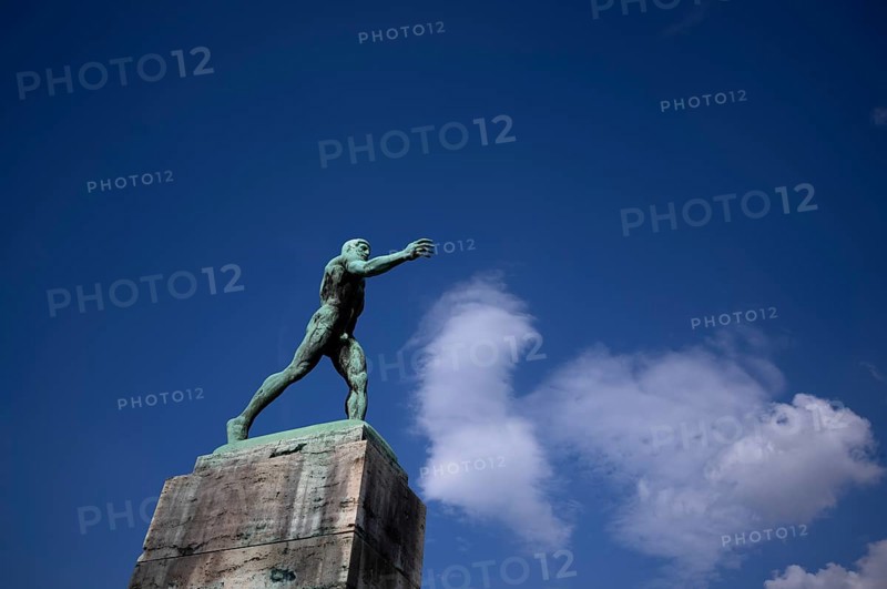 Bronze sculpture The Wrestler by Hugo Lederer, Raussendorffplatz, Heerstrasse, Wolken, Berlin, Germany, Europe