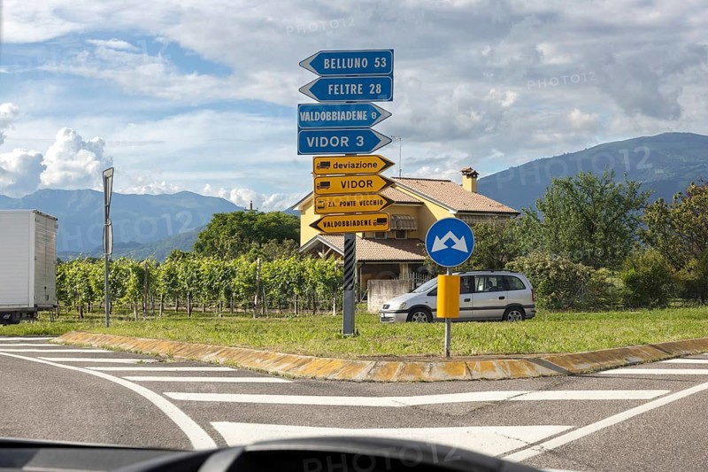 Wine road, car, crossroads, signs, signposts, landscape, wine tour, wine press, wine-growing area, region, Prosecco, hill, road, wine, vines, Valdobbiadene, Conegliano, Le Colline del Prosecco, Veneto, Italy, Europe