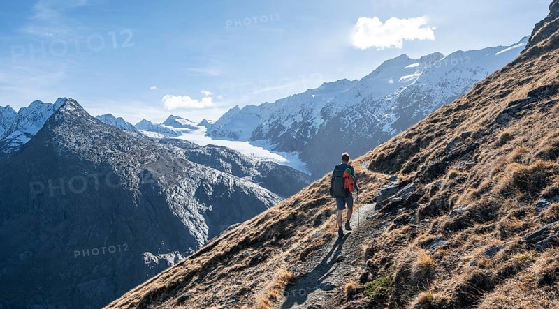 Mountaineers on a hiking trail, hiking trail to Ramolhaus, behind glaciated mountain peaks and glacier Gurgler Ferner, in autumn, near Obergurgl, Oetztal Alps, Tyrol, Austria, Europe