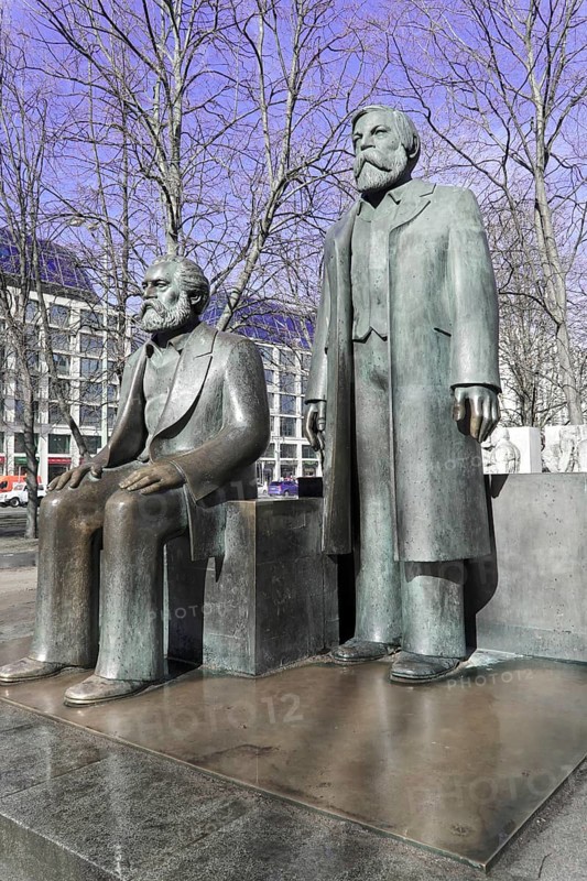 Bronze figures of Karl Marx and Friedrich Engels, Marx-Engels-Forum, Berlin, Germany, Europe, Sculptures of Karl Marx and Friedrich Engels in a municipal park in front of buildings, Europe