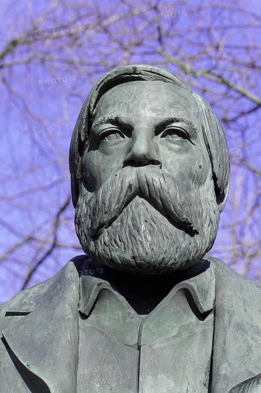 Bronze figures of Karl Marx and Friedrich Engels, Marx-Engels-Forum, Berlin, Germany, Europe, Bronze statue of a man with a beard in front of a blue sky and bare trees, Europe