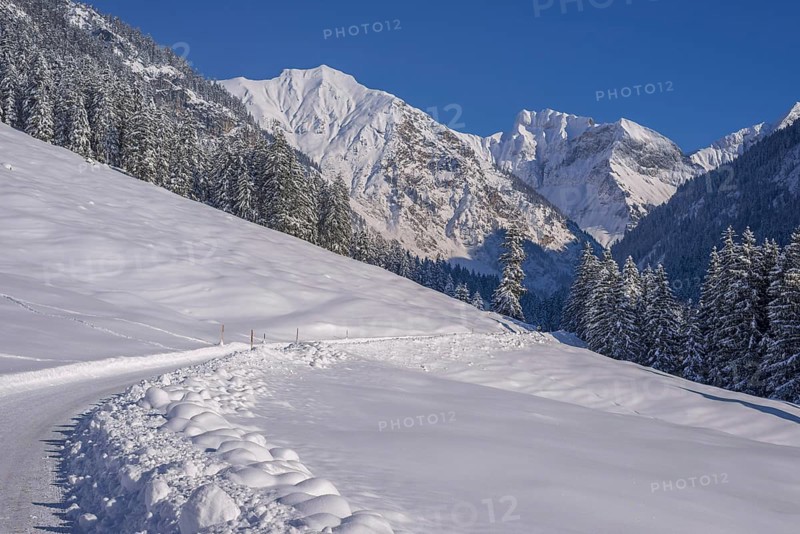 Oytal in winter, behind it Schochen, 2100m, Schneck, 2268m, Himmelhorn, 2113m, and Grosser Wilder, 2379m, near Oberstdorf, Oberallgaeu, Bavaria, Germany, Europe