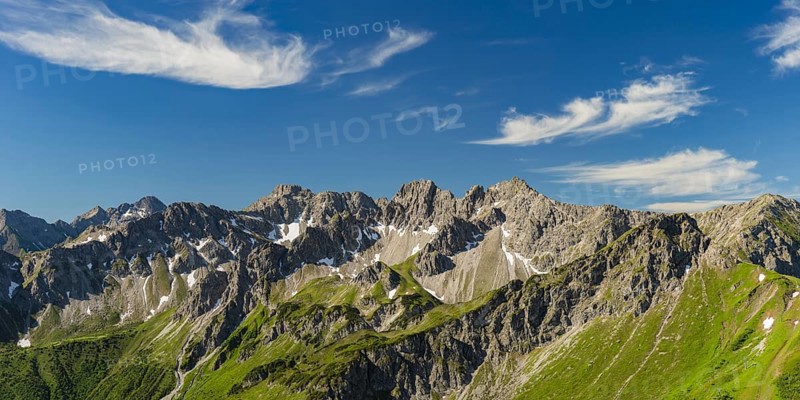 Mountain panorama from Fellhorn, 2038m, to Schuesser, 2259m, Hochgehrenspitze, 2251m and Walser Hammerspitze, 2170m, Allgaeu, Bavaria, Germany, Europe