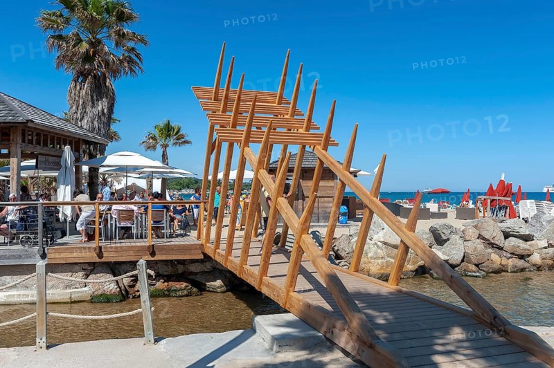 Modern wooden bridge on the beach Plage de Port Grimaud, Port Grimaud, Var, Provence-Alpes-Cote d Azur, France, Europe