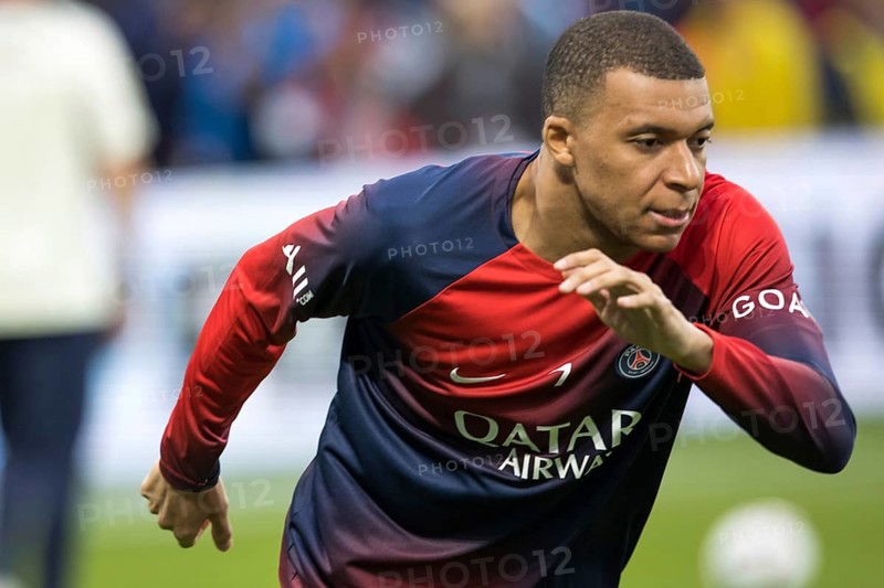 Football match, captain Kylian MBAPPE' Paris St Germain concentrates during the pre-match warm-up, Parc des Princes football stadium, Paris, France, Europe